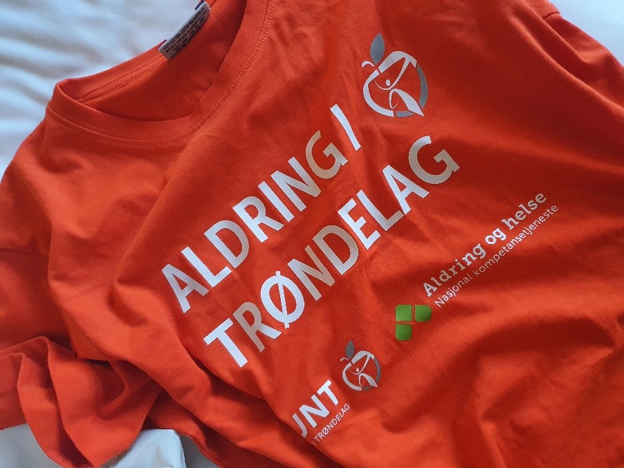 T-skjorte med tekst: Aldring i Trøndelag. Foto